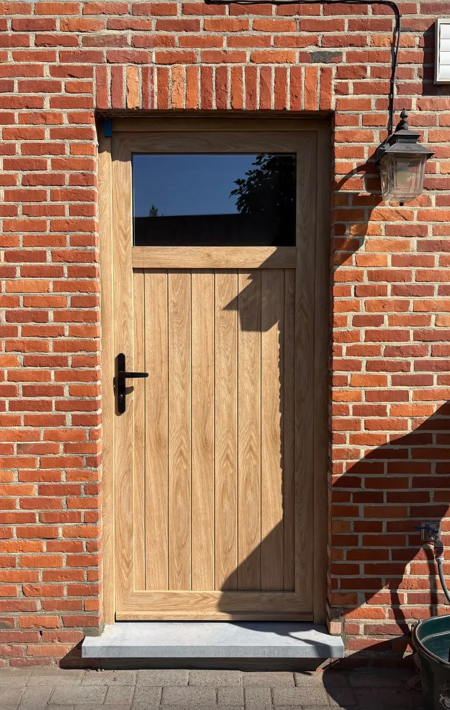 Voordeur in houtlook met glas bovenaan