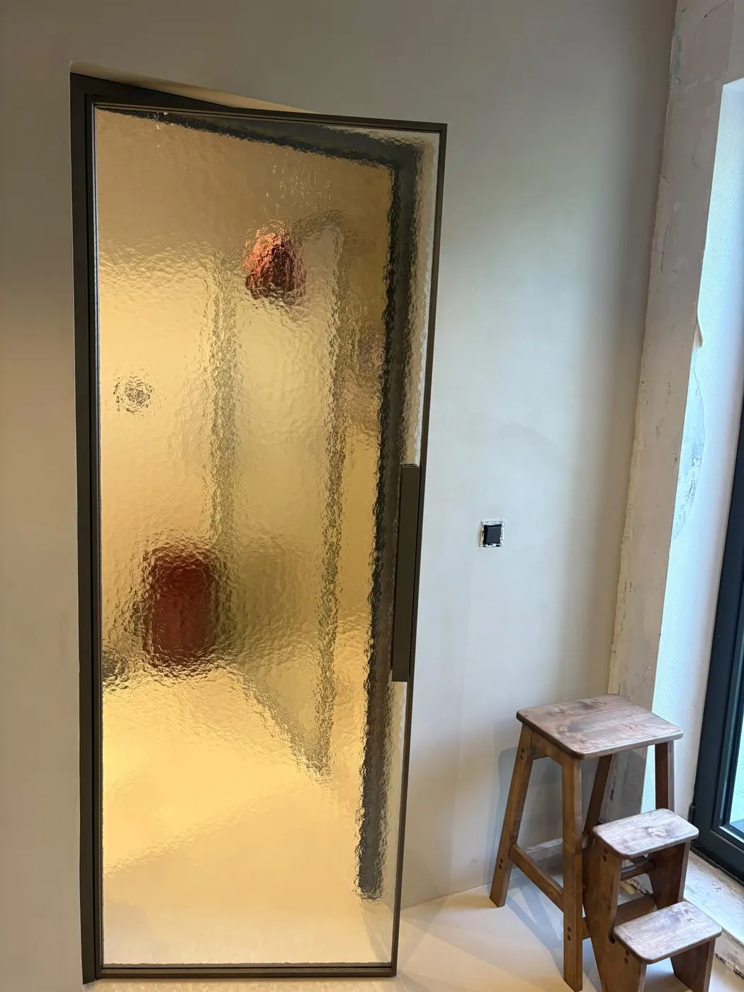 Glazen binnendeur met structuurglas en zwart kader