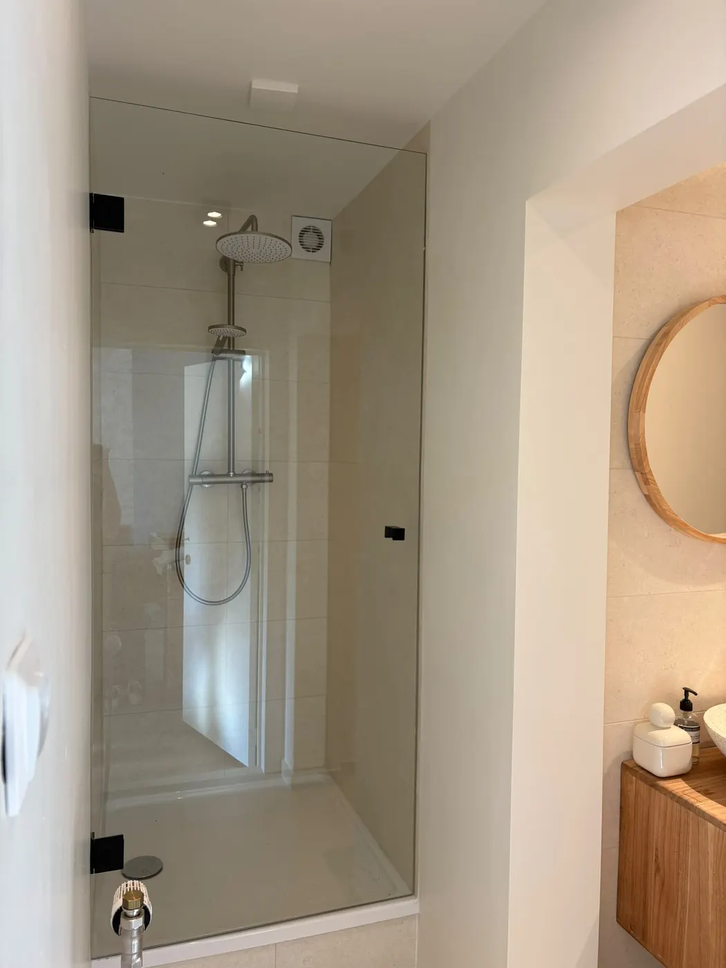 Glazen douchewand op maat in een badkamer