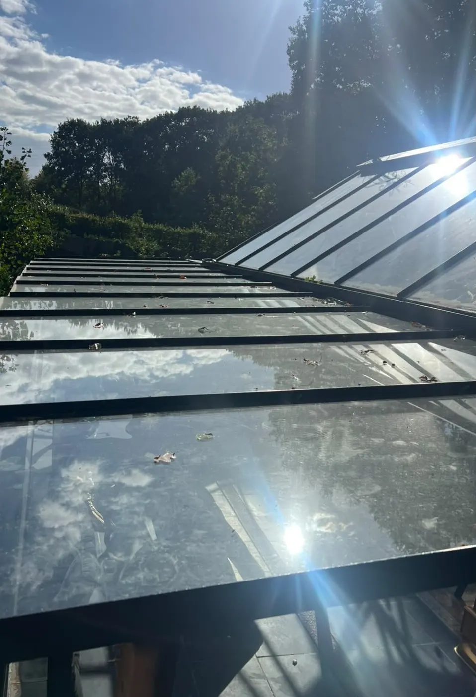 Glazen overkapping met zonlicht