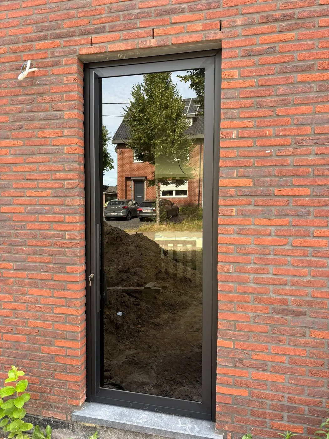 Smalle glazen deur met zwart aluminium kader